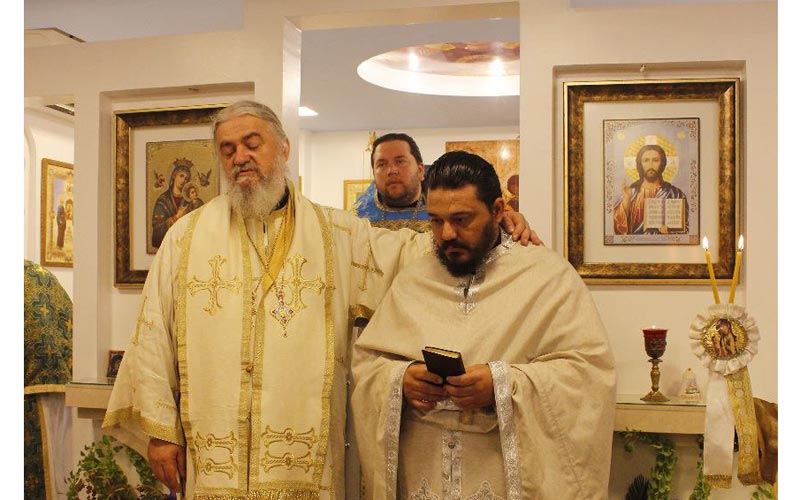 новорукоположени свештеник Василије са владиком Кирилом