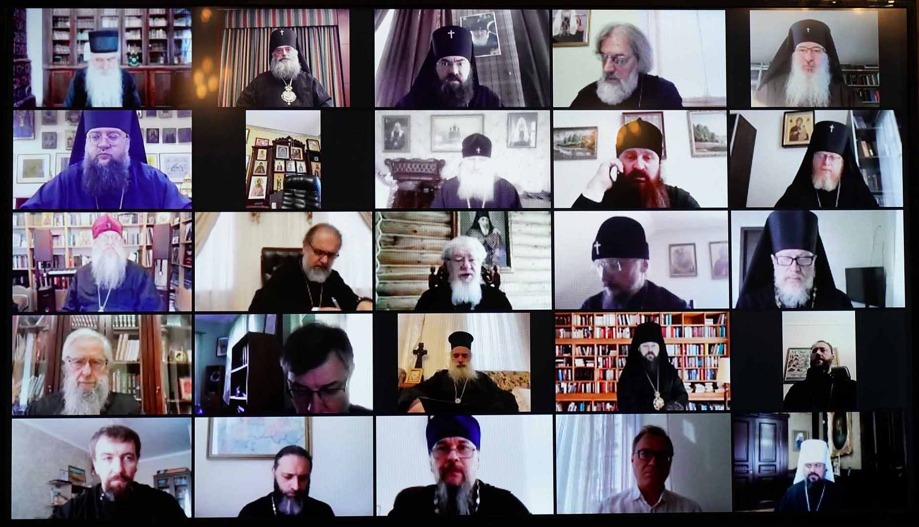 учесници конференције „Православље у свету: првенство и саборност у светлости православне веронауке“ путем видео везе, Москва 2021. године