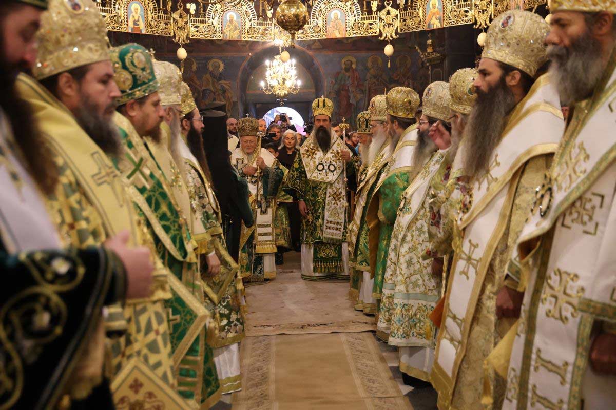 патријарси Вартоломеј и Данило и бугарске владике на Литургији у Рилском манастиру