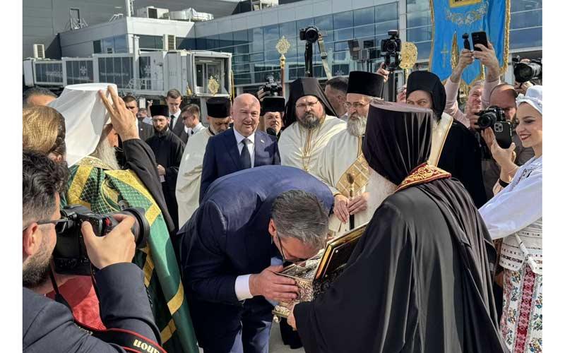 српски председник Александар Вучић целива Часни Појас Пресвете Богородице при његовом дочеку на аеродрому "Никола Тесла"