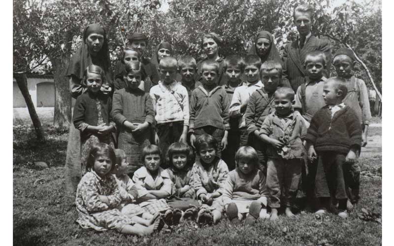 Сестра Надежда Нада Аџић, потоња Мати игуманија Ана, са децом, око 1937. године у „Богдају“ у Битољу