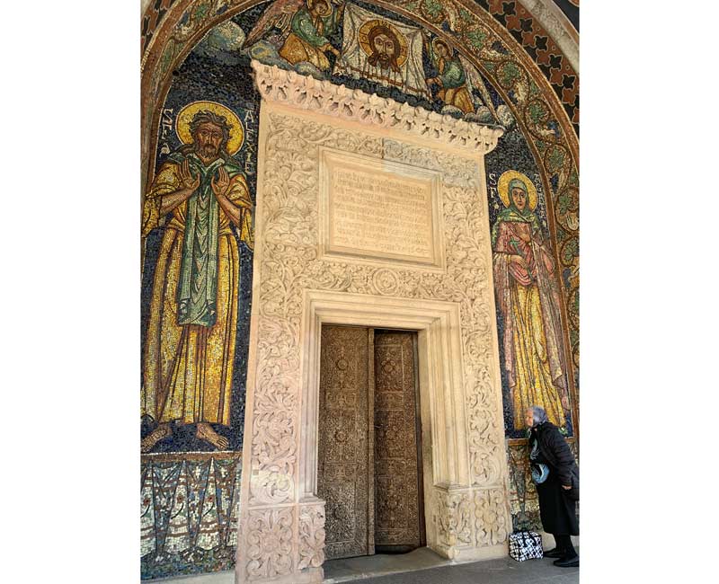 Антимски манастир, главна врата