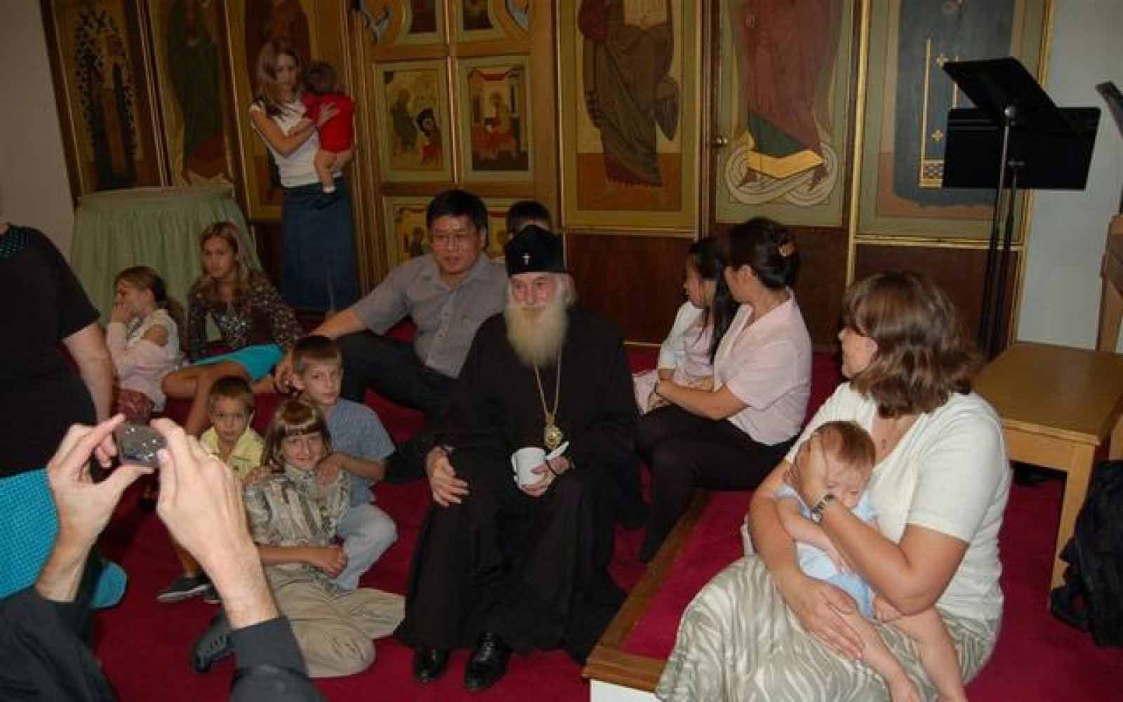 архиепископ Димитрије Ројстер са децом