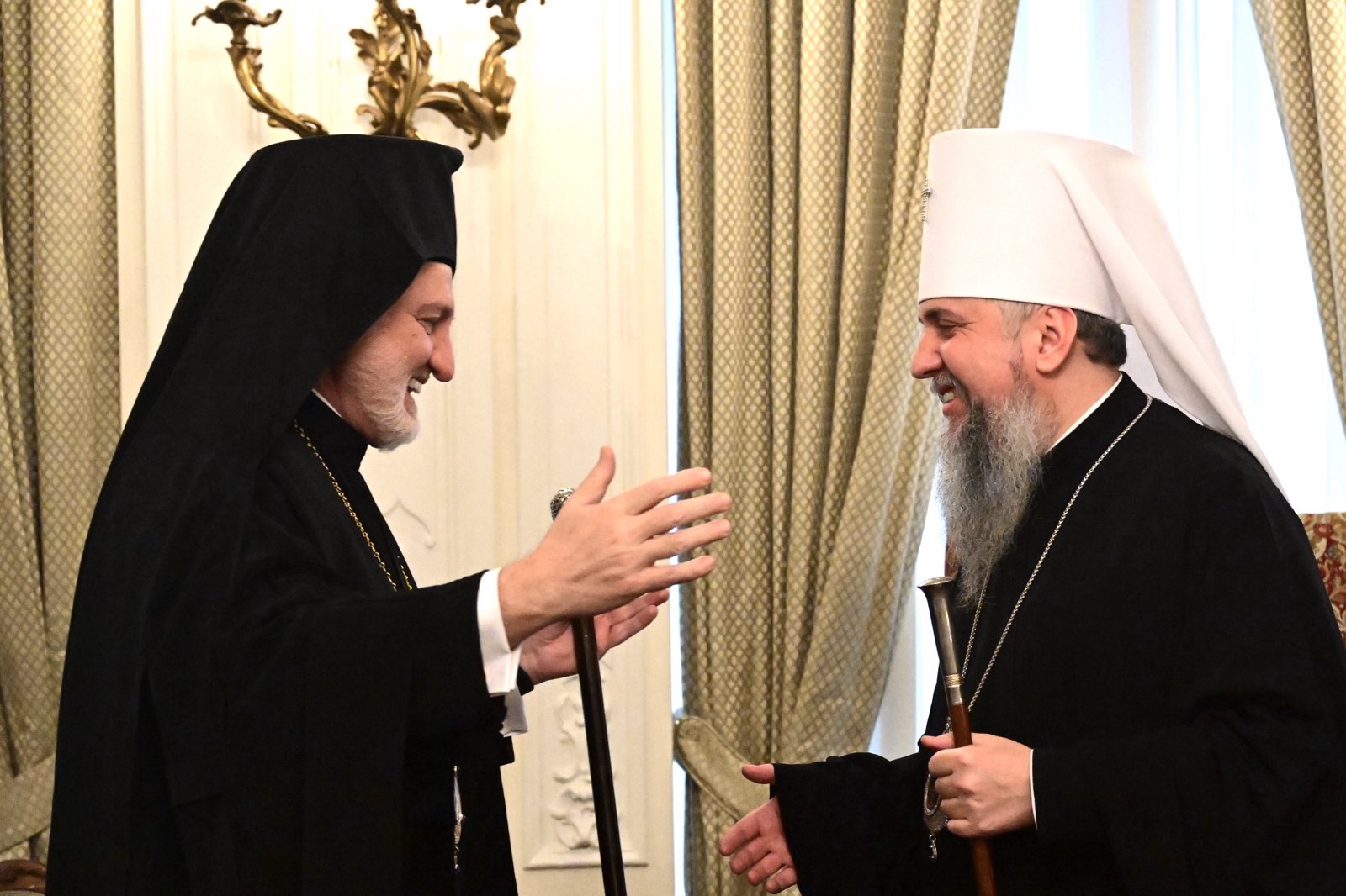 архиепископ Елпидофор дочекује Сергеја Думенка у својој резиденцији 2025. године