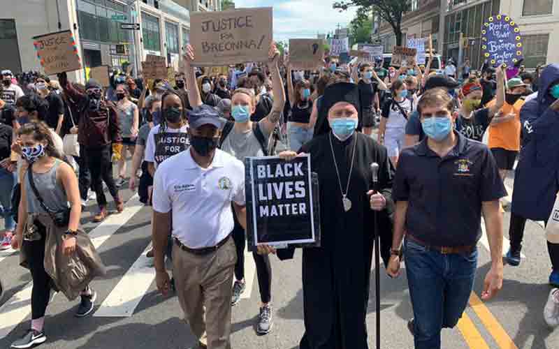 архиепископ Елпидофор на БЛМ маршу, јун 2020.