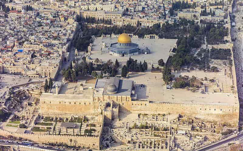 Храмовна гора, Зид плача (при средини лево) належе на џамију Ал Акса