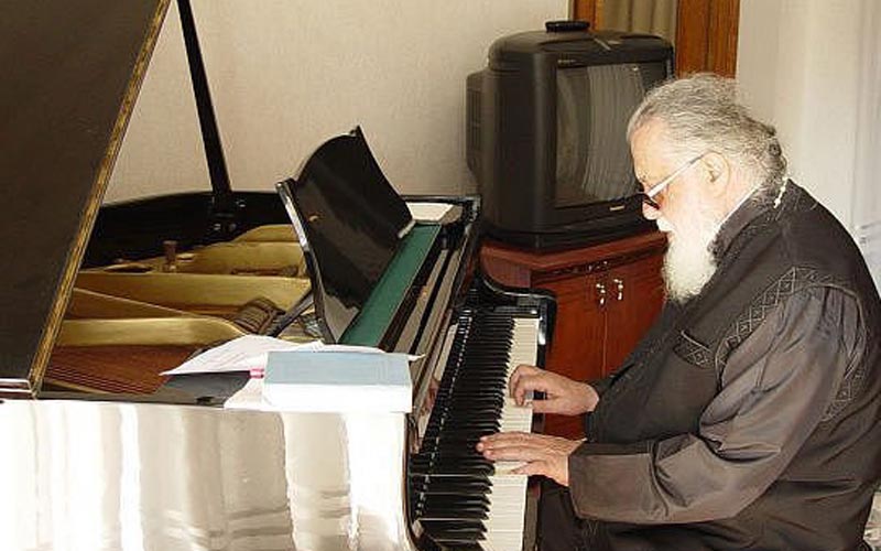 патријарх грузијски Илија свира на клавиру