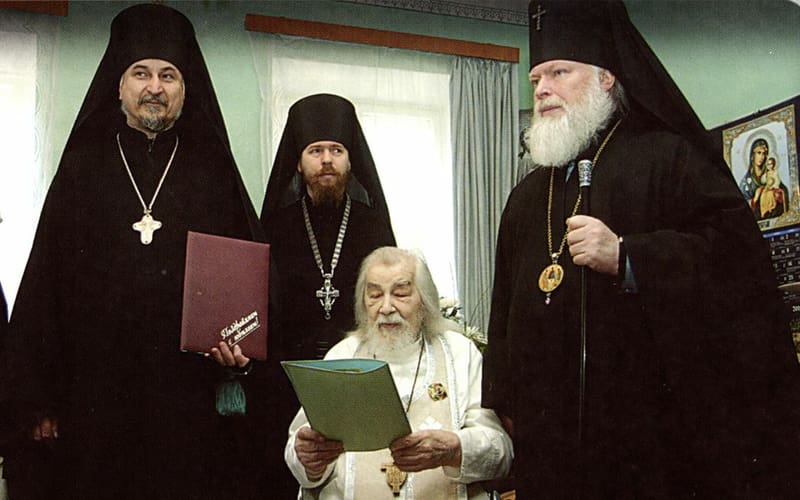 у келији архимандрита Јована (Крестјанкина) поводом његовог 90-ог рођендана (с десна на лево): епископ псковски и порховски Јевсевије, архимандрит Тихон (Шевкунов), архимандрит Тихон (Секретарев). Свето-Успенски Псково-Печерски манастир, 11. април 2000. године