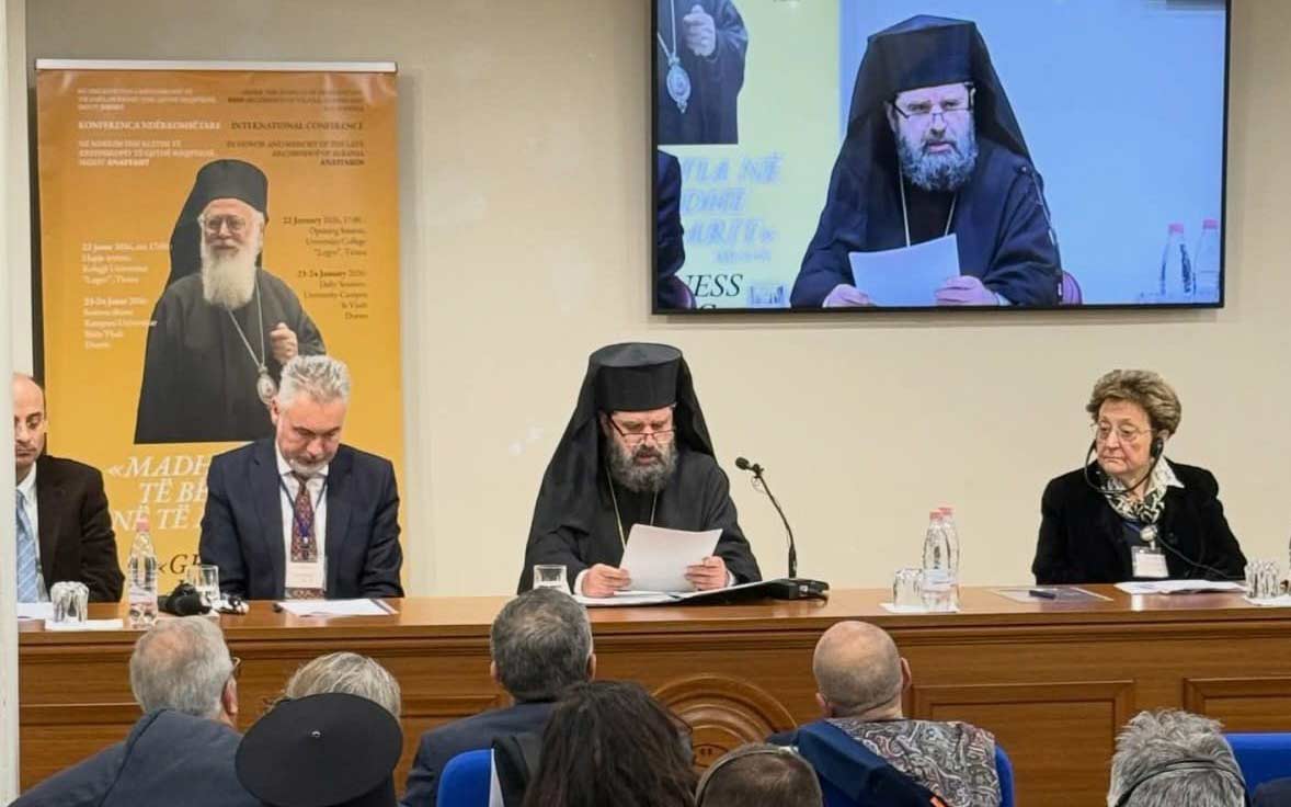 Фото: архиепископ Јован излаже свој реферат на конференцији