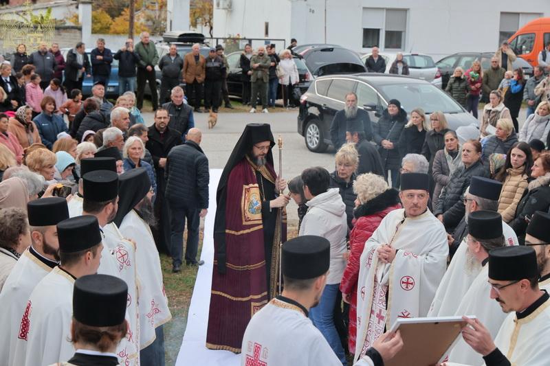 Освећење крстова за храм у Вајској