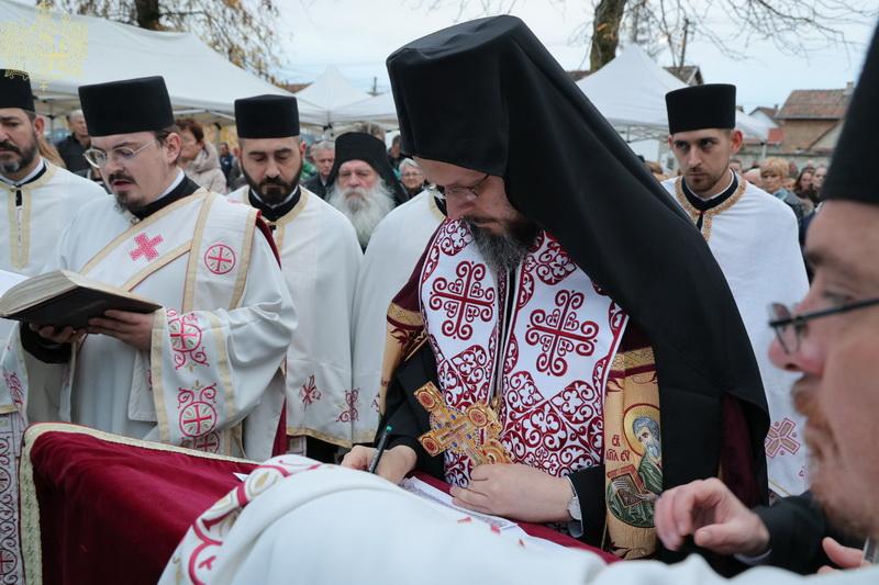 Освећење крстова за храм у Вајској