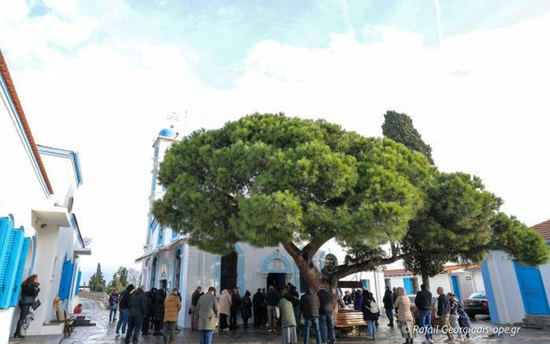 народ на Литургији испред цркве