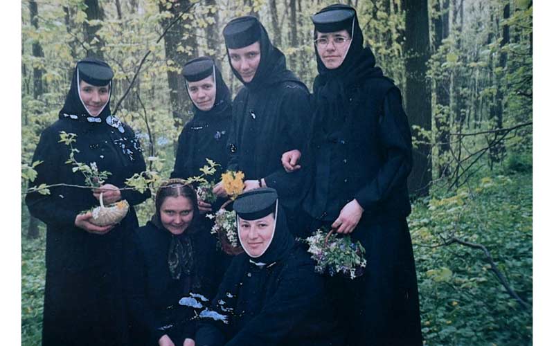 монахиња Нектарија и преподобна Јелисавета са сестама монахињама