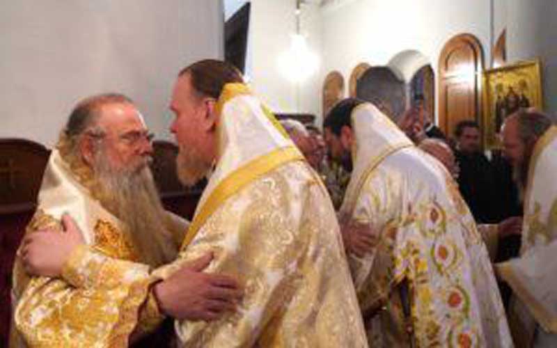 митрополит пловдивски Николај се целива са Зорјом на литургији