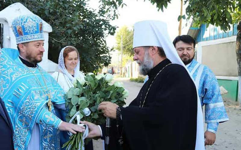 бивши свештеник Теодор Пелин у знак добродошлице предаје букет цвећа митрополиту кишињевском Владимиру