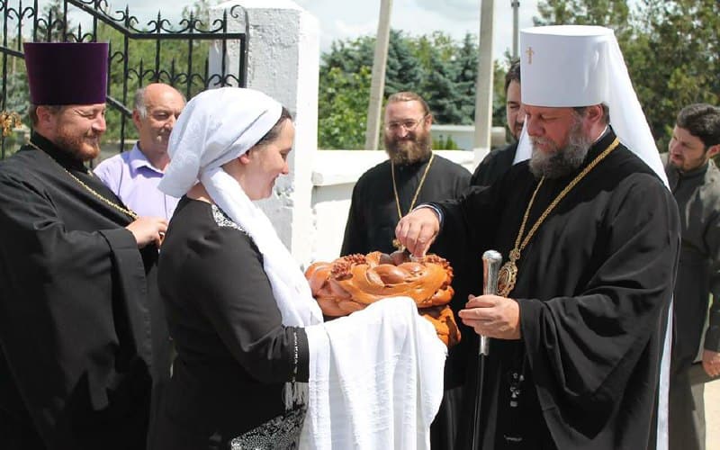 бивши свештеник Теодор Пелин и његова жена дочекују митрополита кишињевског Владимира 2014.