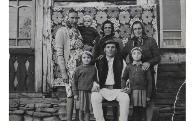 породица Лазар, монахиња Нектарија је кћер са десне стране оца а Родика, преподовна Јелисавета је са десне стране