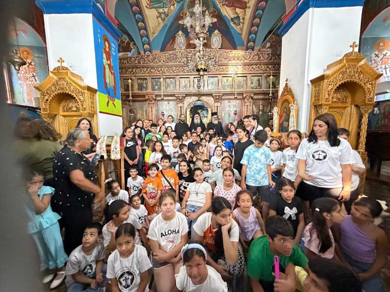 архиепископ Теодосије Хана са децом, својим епархиотима