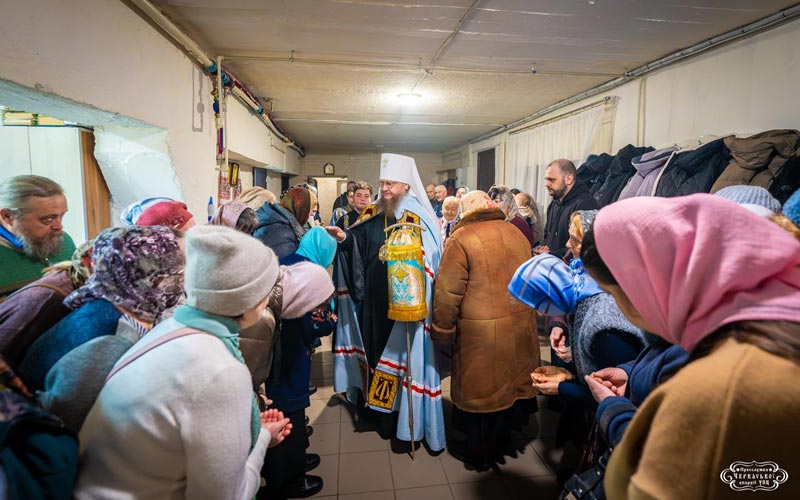митрополит черкаски Теодосије са Народом Божијим у катакомби