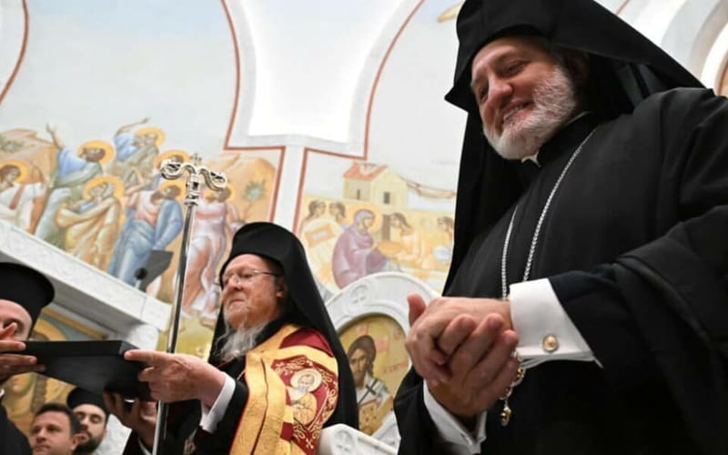 патријарх Вартоломеј и архиепископ Елпидофор септембра 2025. у цркви Светог Николе у Њујорку
