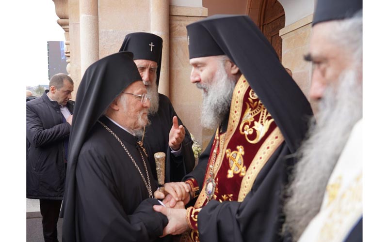 патријарх Вартоломеј и митрополит Шио на сахрани патријарха Илије