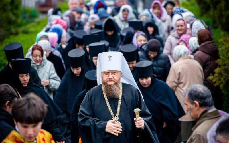 митрополит черкаски Теодосије са својим монахињама и народом