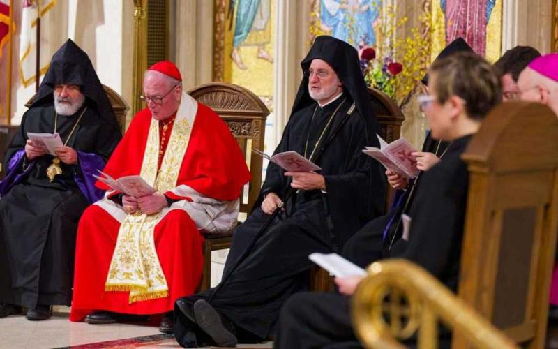 Архиепископ Елпидофор се заједнички молио са женом – „ЛГБТ бискупом“