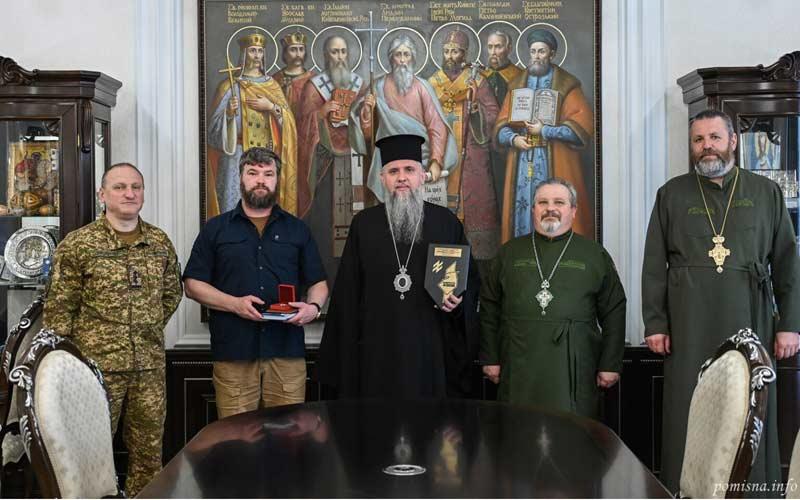 представник националне гарде Украјине, заменик Азова Паламар, Думенко и два његова капелана од којих је овај десно духовник Азова