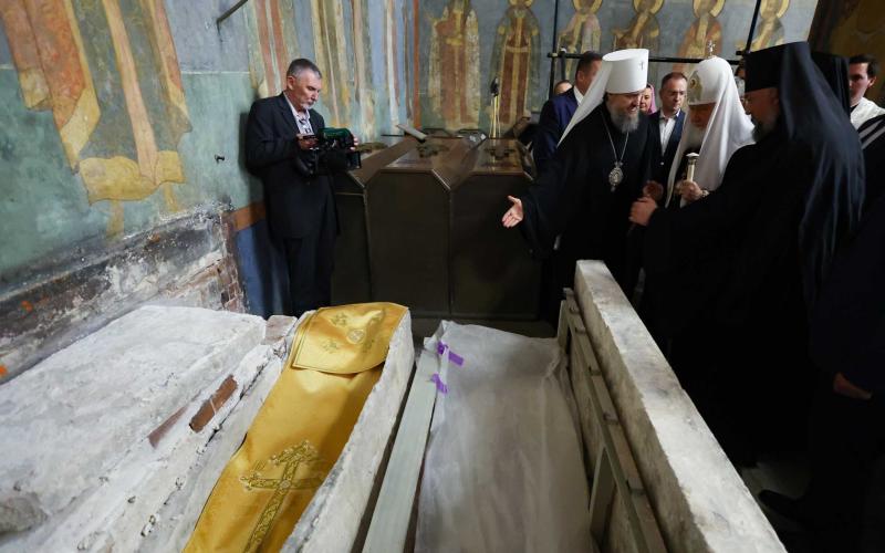 патријарх Кирил над кивотом са светим моштима благоверног кнеза Димитрија Донског